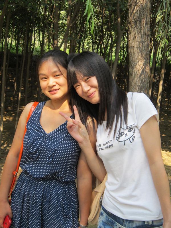 来自河南省濮阳市很白净的一位小美女